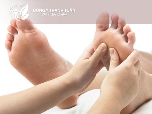 Bấm huyệt là phương pháp điều trị suy giãn tĩnh mạch chi dưới cho những bệnh nhân bị nhẹ