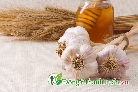 Cách chữa viêm mũi dị ứng đơn giản từ tỏi và mật ong