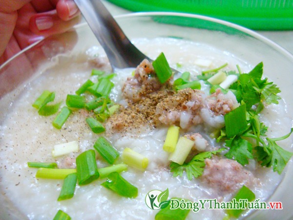 Cháo thịt bò băm chữa viêm mũi dị ứng