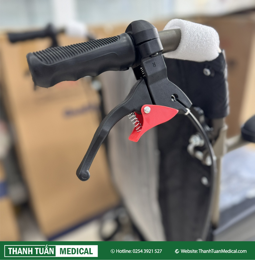 Tích hợp phanh tay an toàn cho người đẩy