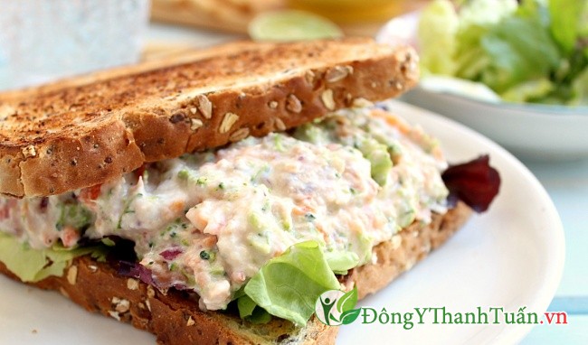 Sandwich cá ngừ chữa viêm mũi dị ứng