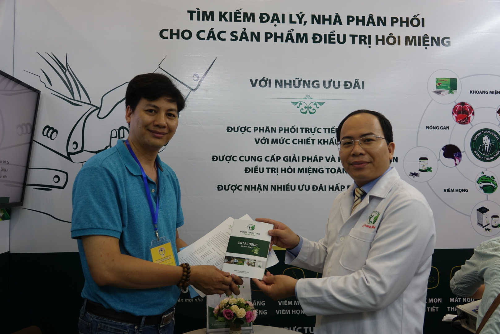 Thấy thuốc Nguyễn Thanh Tuấn chụp ảnh kỷ niệm cùng khách hàng