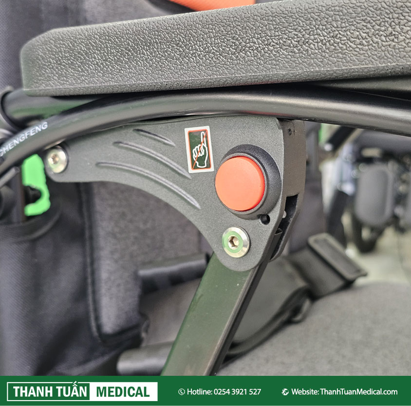 Tay vịn có đệm, có chức năng lật lên và nút bấm điều chỉnh Tay vịn có đệm, có chức năng lật lên và nút bấm điều chỉnh