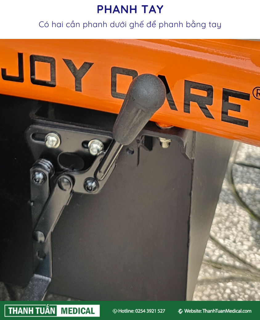 Có 2 cần phanh tay dưới ghế