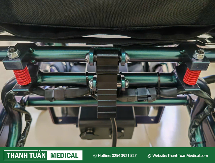 Có 04 lò xo giảm sóc phía sau và phí trước xe giúp vận hành êm ái hơn Có 04 lò xo giảm sóc phía sau và phí trước xe giúp vận hành êm ái hơn