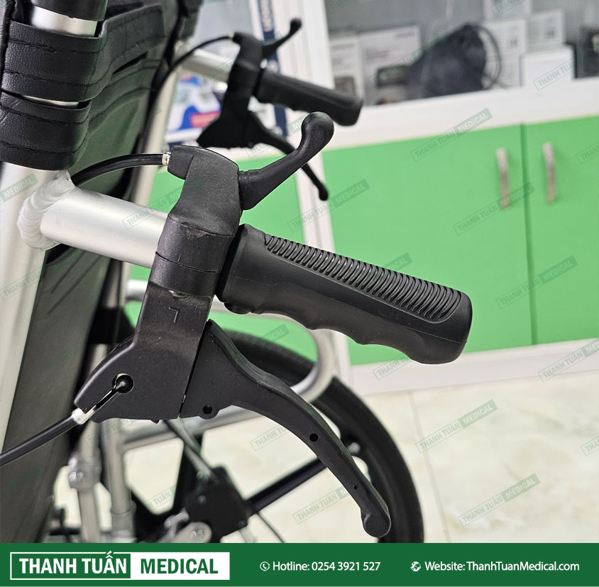 Trang bị phanh tay cho người đẩy, hệ thống chống lật phía sau Trang bị phanh tay cho người đẩy, hệ thống chống lật phía sau